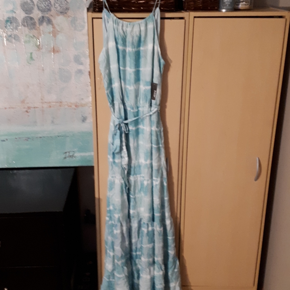 Cute flowy maxi dress!!